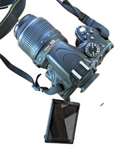 Nikon D5100 DSLR + AF-S DX NIKKOR 18-55mm f/3.5-5.6G VR – Komplett-Kit in gepfle