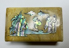 Kleine Schatulle aus Marmor, intarsiert mit Perlmutt mit japanischem Motiv.