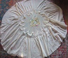 antike  runde Tischdecke