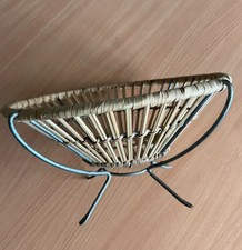 Schicker Brot- und Obstkorb mit Metallfüssen/-fassung und geflochtenem Korb