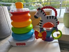 Fisher-Price Farbring PyramideStapelspielzeug + Hochstuhl Spielzeug Zebra mit Sa