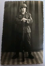 Foto Portrait Stahlhelm Obergefreiter mit Waffe 1941 Ansichkartenformt