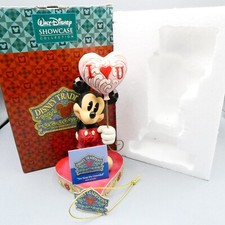 Enesco Disney Showcase Figur 4026087 Mickey mit Herz Ballon verpackt + Etikett