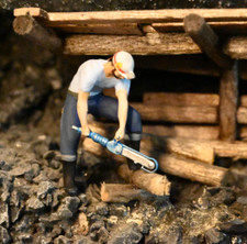 Bergmann mit Kettensäge