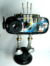 Tischroboter. 6,5" groß. 4,5" breit. Verschiedene Medien. Bakelit Ständer.Statuette.