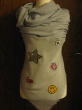 Großes Tuch   wärmend   130 x 130 cm   mit  Applikationen  grau  Visc./Polyester