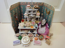 Antike Puppe mit alter Puppenstube Cafe Bäckerei datiert 1910 Kuchen Flaschen Kisten süß