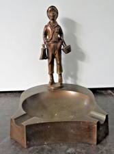 25589/ Alter Aschenbecher Junge mit Korb + Stiefeln Bronze patiniert  Höhe 17 cm