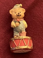 Dekofigur, Bärchen auf Trommel mit Blumentopf, Teddybär - Figur, Bär