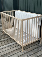 IKEA Kinderbettchen mit Matratze und Spannbetttuch / kaum gebraucht, wie neu