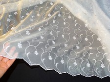 weiße Organza mit plastischen
