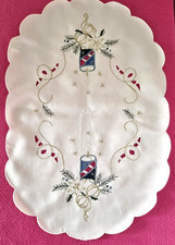 Kleine ovale Weihnachtstischdecke, cirka 43X29 cm, wenig gebraucht.