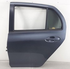 Toyota Yaris XP9 Tür hinten links in 8S5 GREYISH BLUE MET Bj2009 