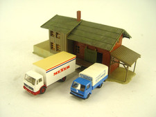 Güterschuppen m. 2 Stck. LKWs  - Faller  HO Fertigmodell  - #315    #E   gebr.