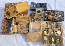 Konvolut Vintage Uhrenersatzteile: Uhrwerke, 200 Zugfedern, Gehäuse, Weckerteile