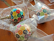 2x weiße bunte Knöpfe