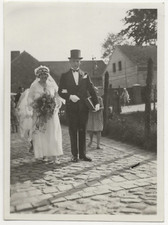 61/701 FOTO - ALTE ZEITEN - HOCHZEIT AUF DEM LANDE - BRAUTKLEID ZYLINDER BLUMEN