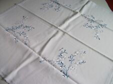 Osterdecke -  gestickte Mitteldecke mit gebogtem Rand Maße:67 x 67 cm fast neu