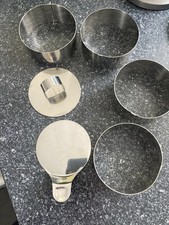 Dessertringe und Speiseringe 4 Stück Edelstahl mit Stampfer + Hebehilfe