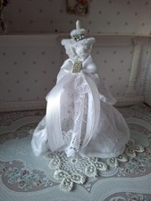 Puppehaus Deko Brautkleid Auf