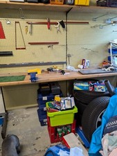 werkbank gestell  gebraucht mit Schraubstock und diversen Kleinteilen