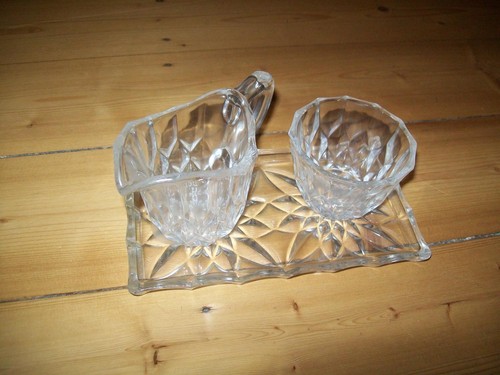 Tablett mit milchkännchen und - mit,