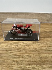 Yamaha YZR-M1 Carlos Checa 2004 Miniatur "Motos GP Serie 2" 1/24 