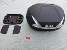 SHAD Topcase SH47 schwarz/Carbon / weißer Reflektor 47 Liter mit Trägerplatte