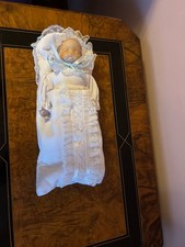 Süße Schlafende Babypuppe im