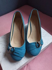 Pumps mit riemen und strass - und,