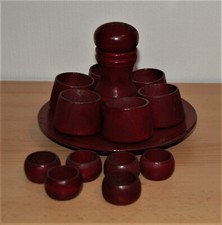 6 Eierbecher Salzstreuer  auf Tablett Serviettenringe Holz rot DDR ?