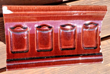 alte Kachelofenfliese aus der Jahrhundertwende,  Gesimskachel