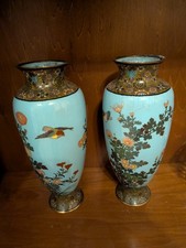 Japanische Porzellanvase mit Emaille-Blumen auf dem Wagen. markiert