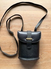 Kleine, schwarze Leder