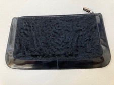 Schwarze Clutchtasche mit Lammfell der italienischen Luxusmarke Furla