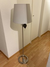 Stehlampe, weiß-grau Lampenschirm, Chrofüß