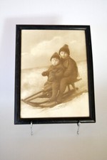 altes Kinderfoto mit Holz