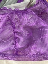 BH Mey lila neuwertig Spitze
