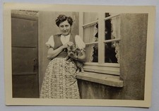 ALTES FOTO...FRAU...KLEID...DIRNDL...FENSTER...KATZE...ALTE MODE...