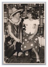 2 Women with Hat - Retro
