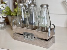 Holzkiste Tragekorb Flaschenkorb mit Milch-Flaschen Blumenvase Shabby Landhaus