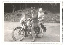 Fotografie Motorrad Maico, Paar auf Krad sitzend 