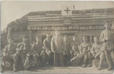 O022,Foto,Soldaten,Uniform,vor gebautem Unterstand f. Verwundete,Russland,1916