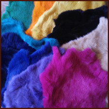 Kaninchenfell bunt gefärbt