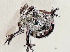 Rarität Pin Forever Living silberfarbener Frosch mit Strass + grünem Auge L2,5cm