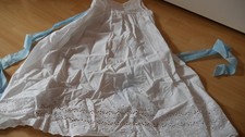 Taufkleid antik,uni weiß mit blauem Schleifenband