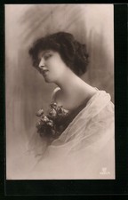 Foto-AK GL Co 4031 /4: Hübsche Frau mit Blumenstrauß 1913 