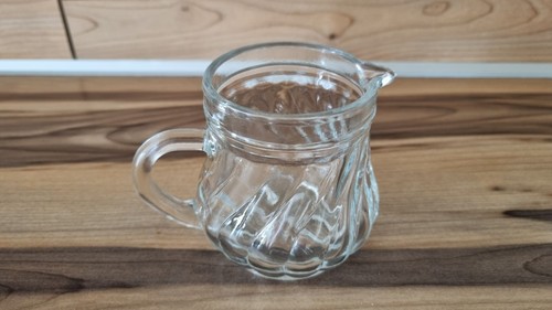 Milchkännchen aus glas mit - milchkännchen,