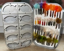 56 Fischform-Streamer mit scharfen Haken in großer Alu-Fliegenbox - top