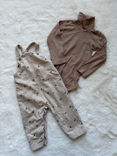 Alana Latzhose und Rollkragen